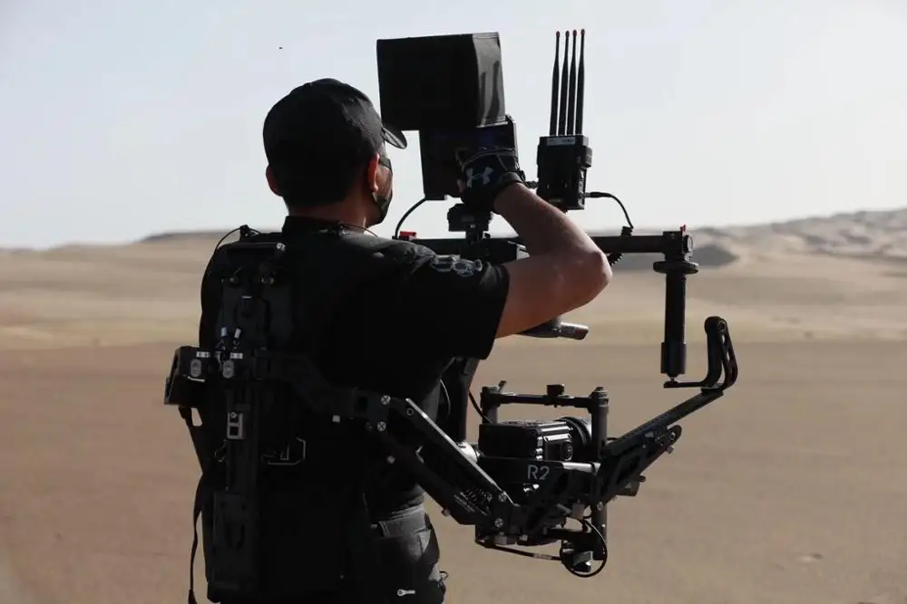 Professional wireless transmission system with 4 transmitters senders to 1 receiver and 500m distance no latency
