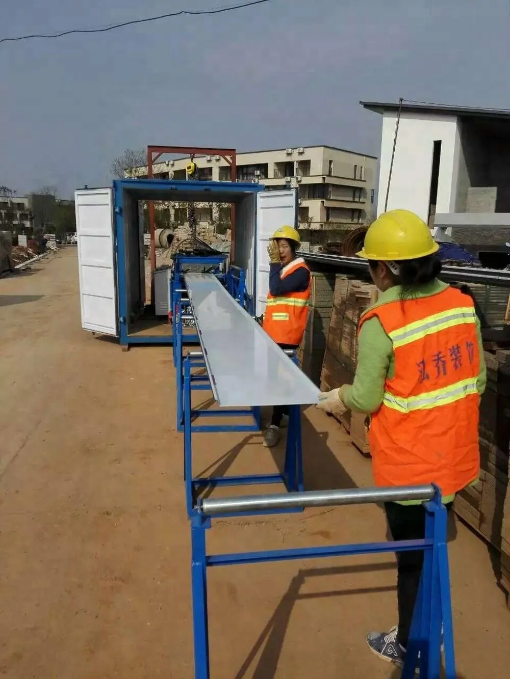 Portable standing seam metal roofing machine clip lock standing seam roof machine