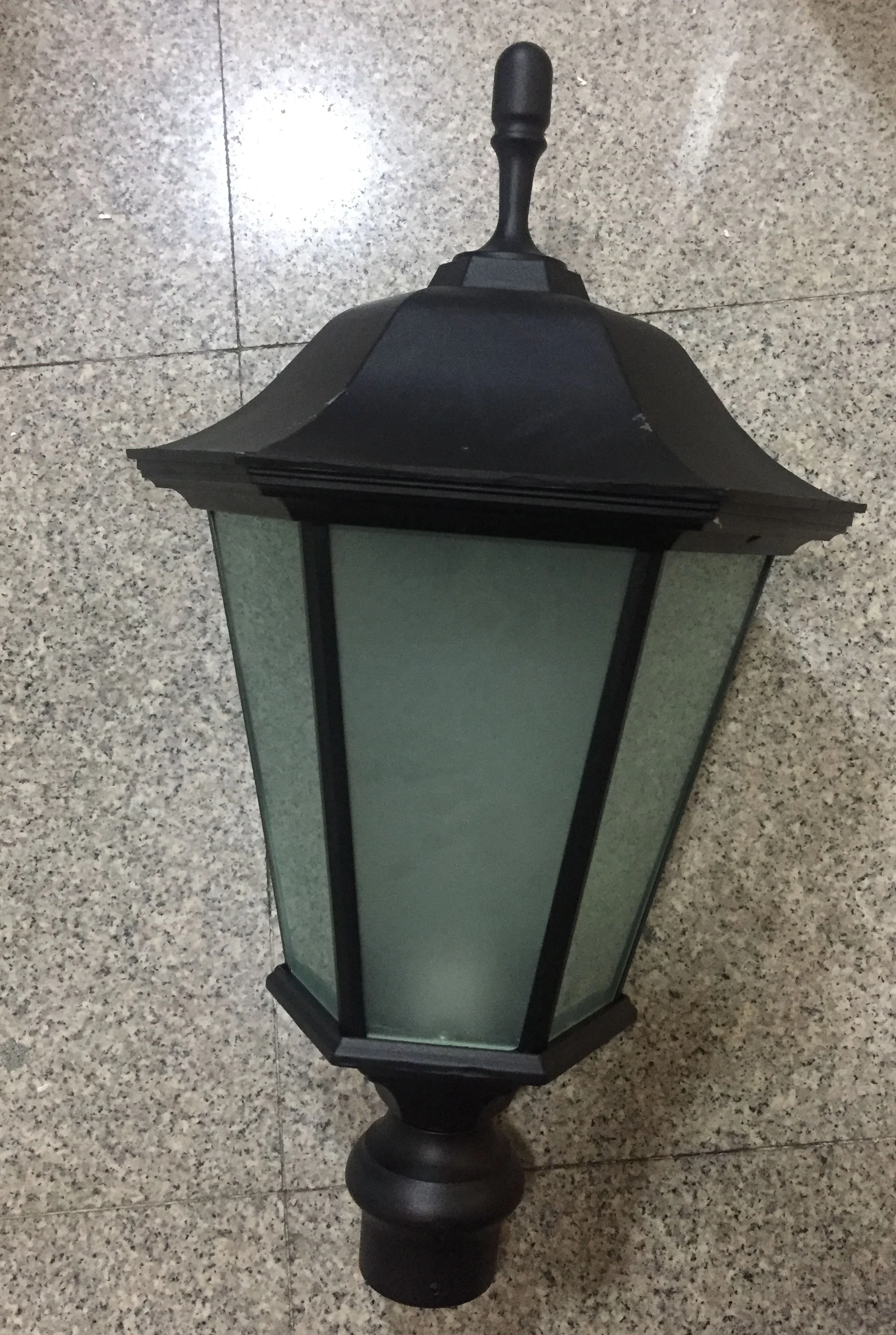 Светодиодный садовый светильник на солнечной батарее