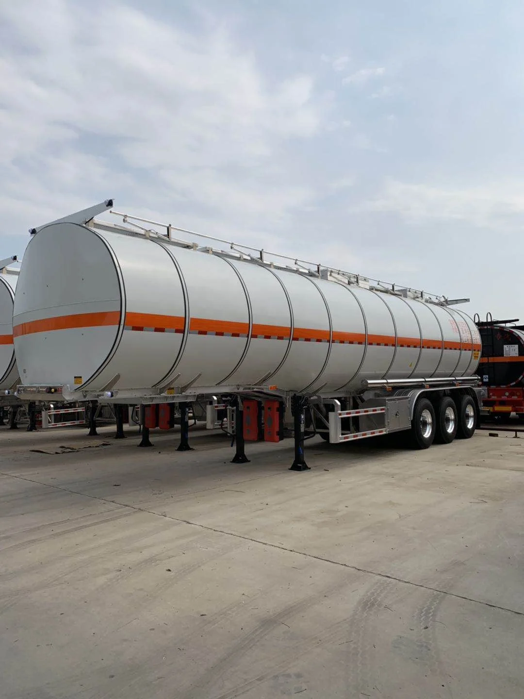 Toluene/xylene/benzene transport tanker trailer 40 CBM heat insulation
