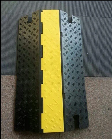 cable protector durable reflective 2024 rubber speed hump 3 channels cable ramp