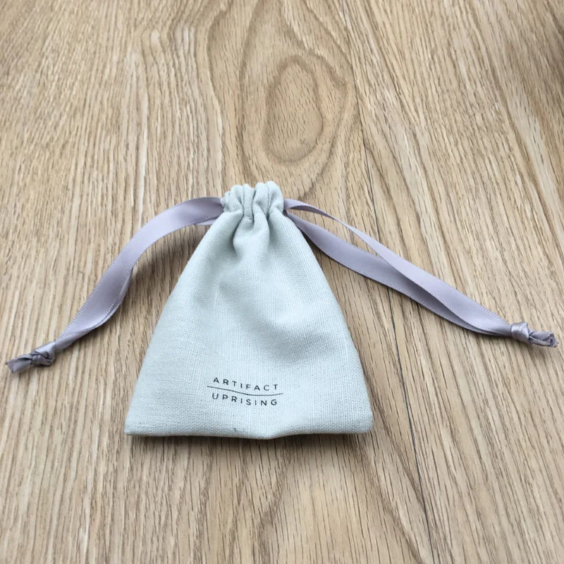 Светло-серая сумка из хлопка и льна на шнурке с лентой