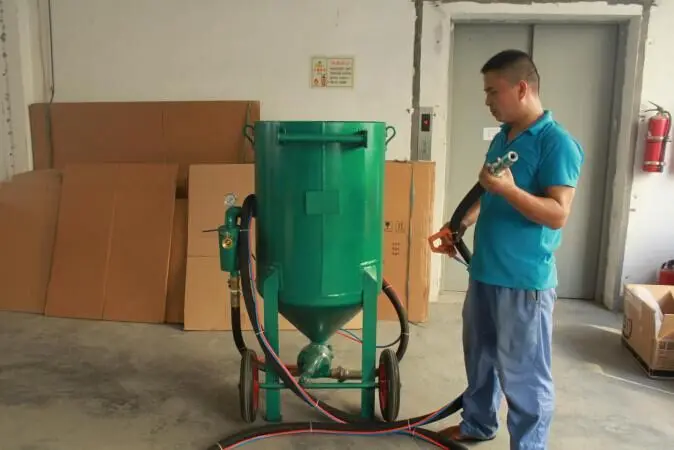 Portable high pressure blast cleaning pot