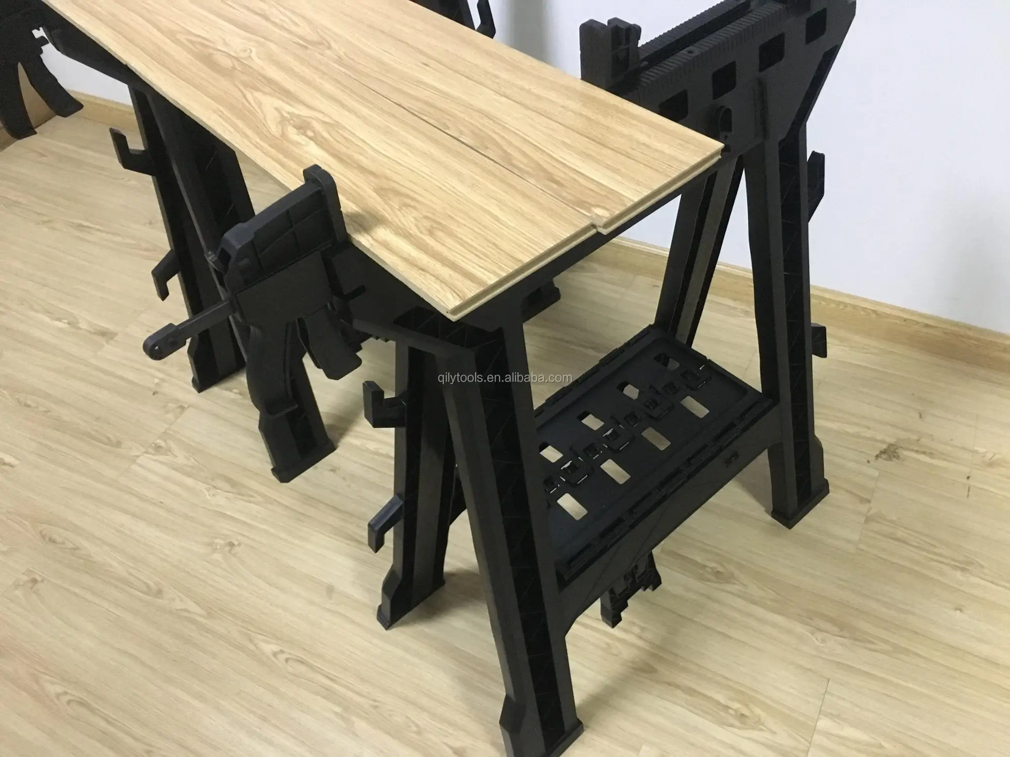 Зажим Sawhorse с зажимами встроенной полкой и крючками для шнура