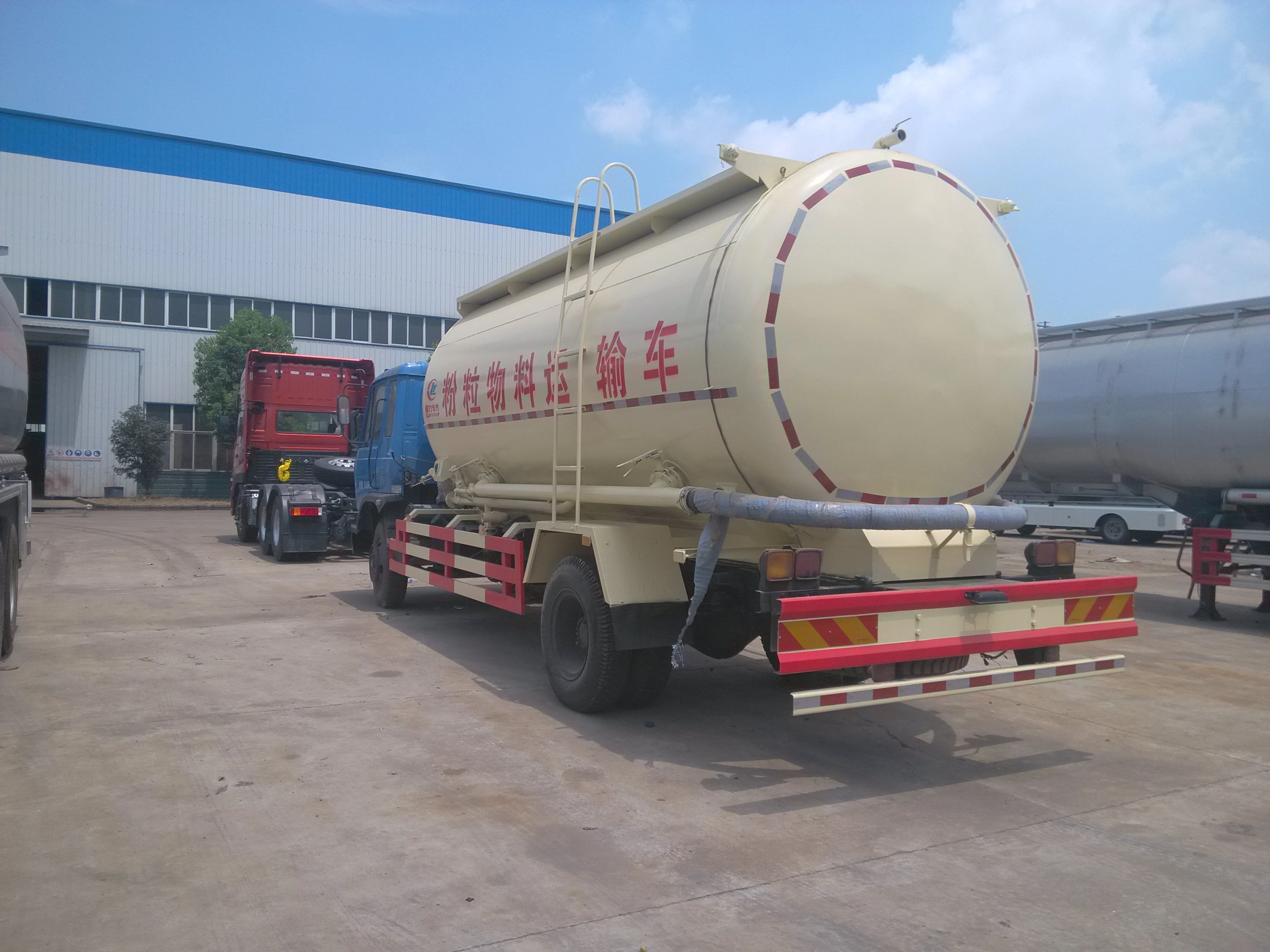 Bulk cement powder tank transport truck for sale