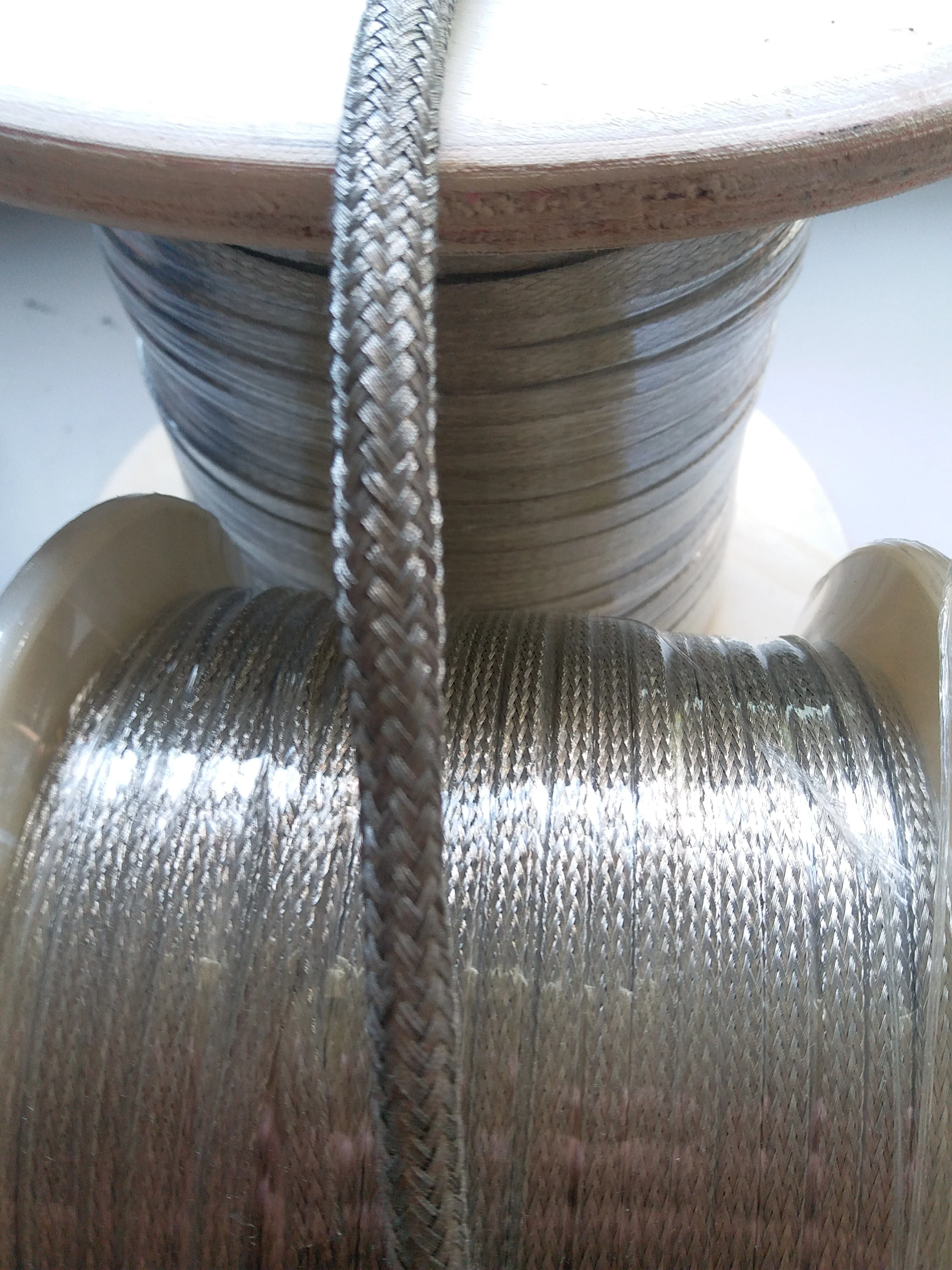 
Synthetic Fiber Braided EMI shielding sleeving LIGHTWEIGHT EMI/RFI MICROFILAMENT STAINLESS STEEL sleeving 