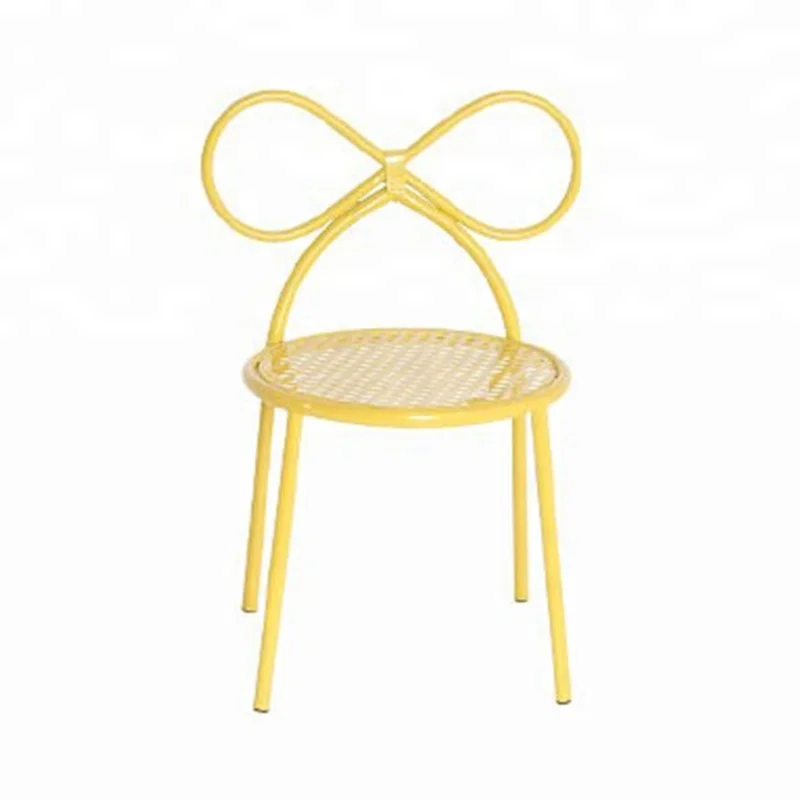 Декоративный стул для детской комнаты с бантом и лентой