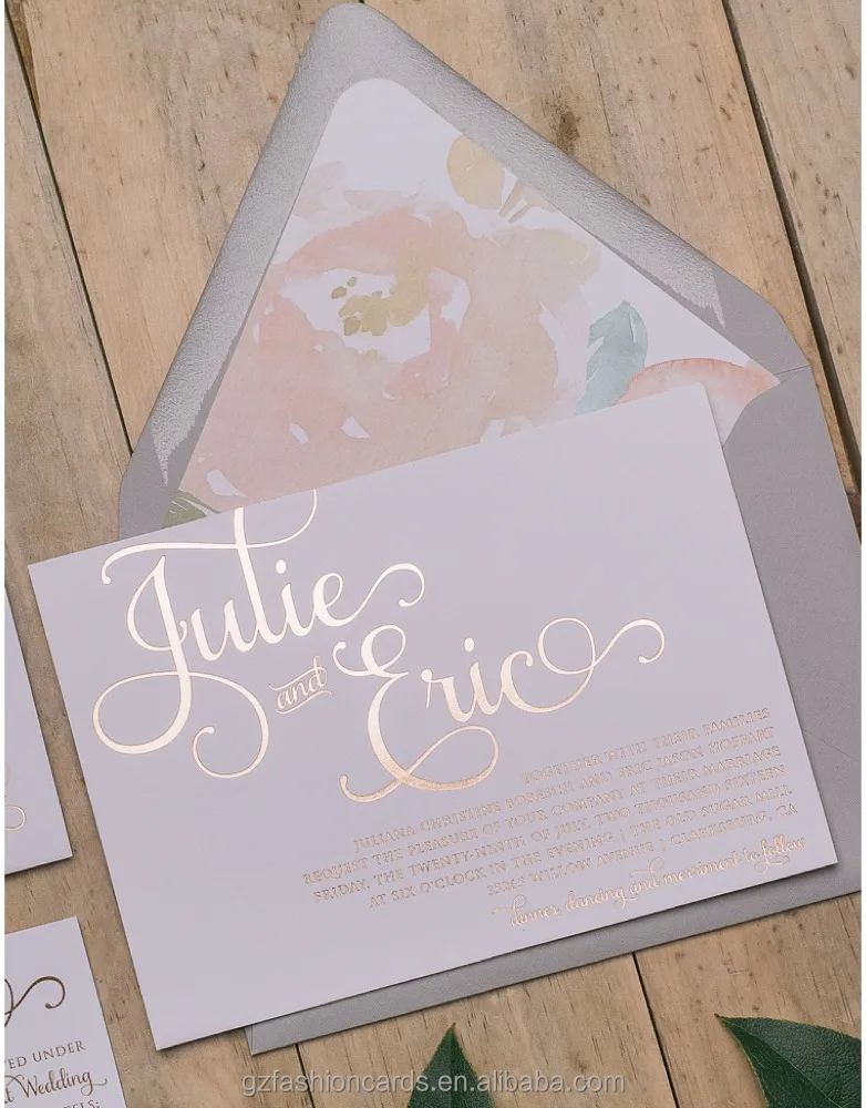 Конверт из фольги цвета розового золота с цветочным узором и подкладкой для свадебного приглашения