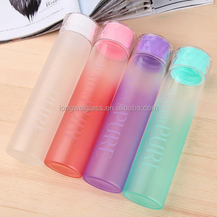 Стеклянная бутылка для минеральной воды марки voss 500 мл с индивидуальным логотипом