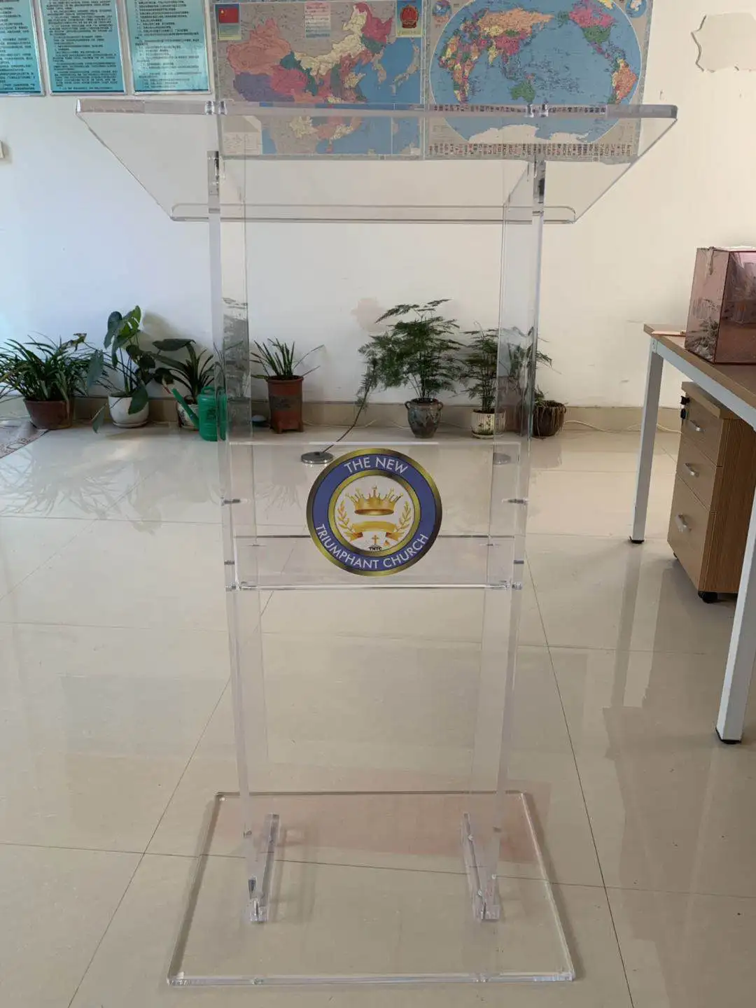 Напольная изогнутая дизайнерская акриловая кафедра и подиумная Колонка подставки для церкви с полкой