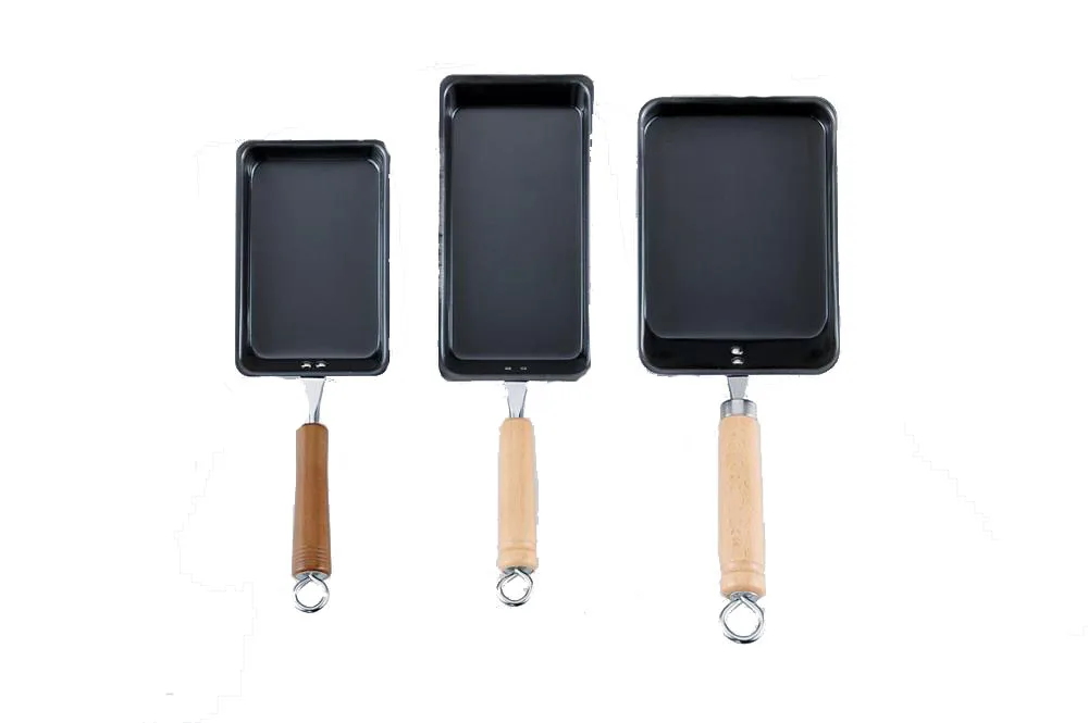 The iron rectangular japan size frying pan to be able to make the omelet of the japanese