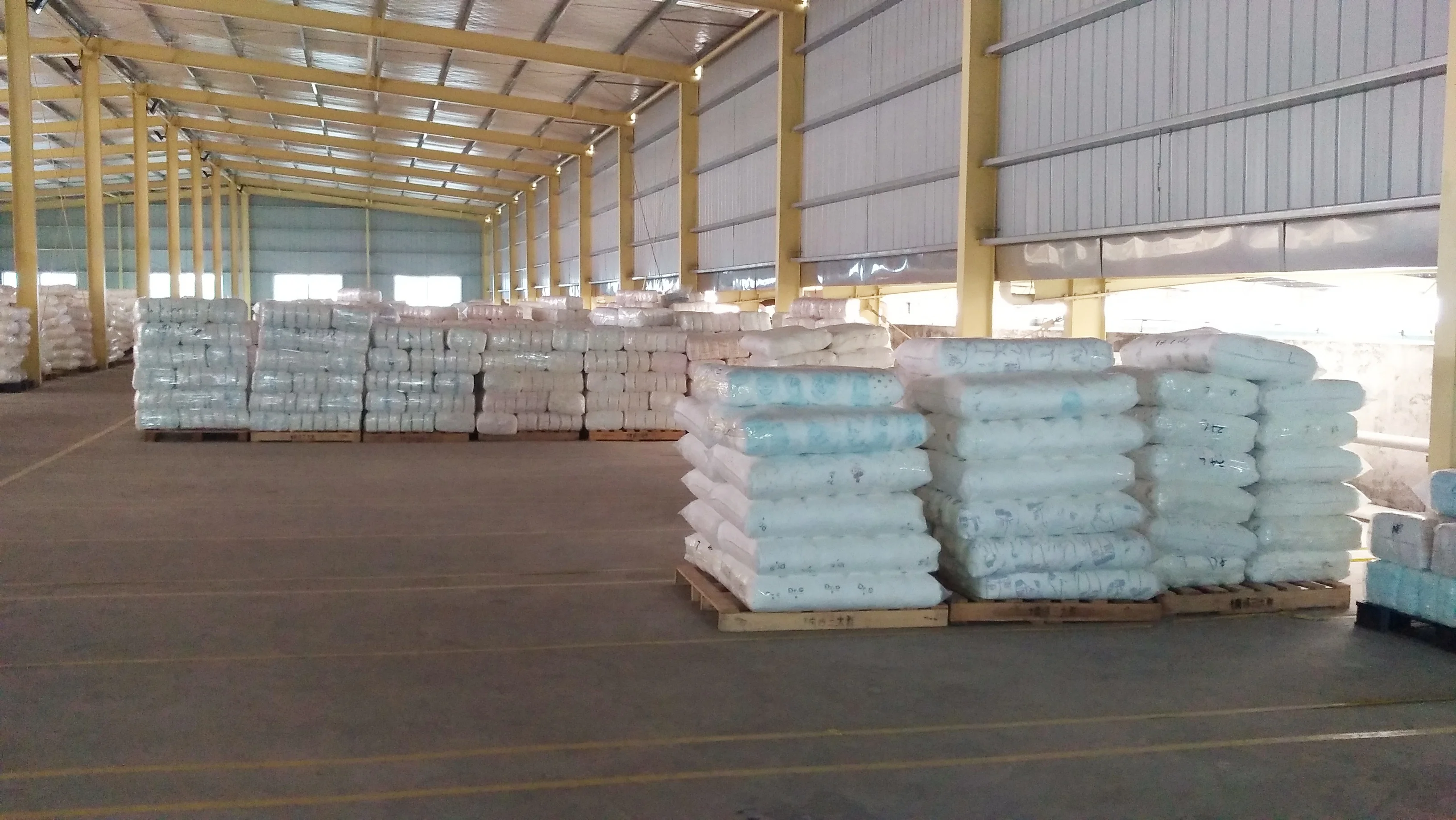 Clothlike backsheet of B grade disposable baby diapers stocklots in bales which is hot selling in Africa Market