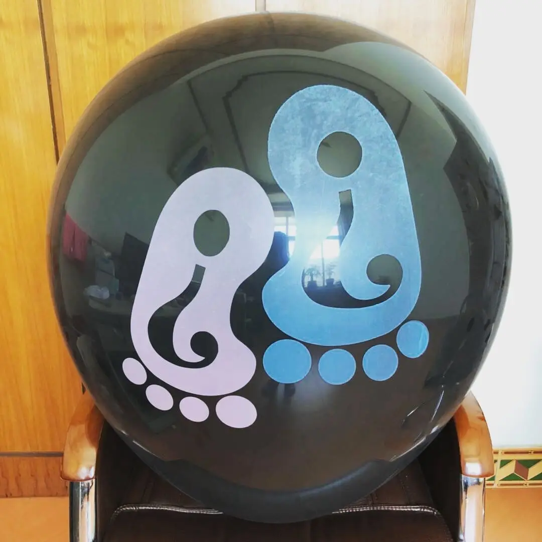 Гигантский пол раскрывает конфетти для воздушного шара