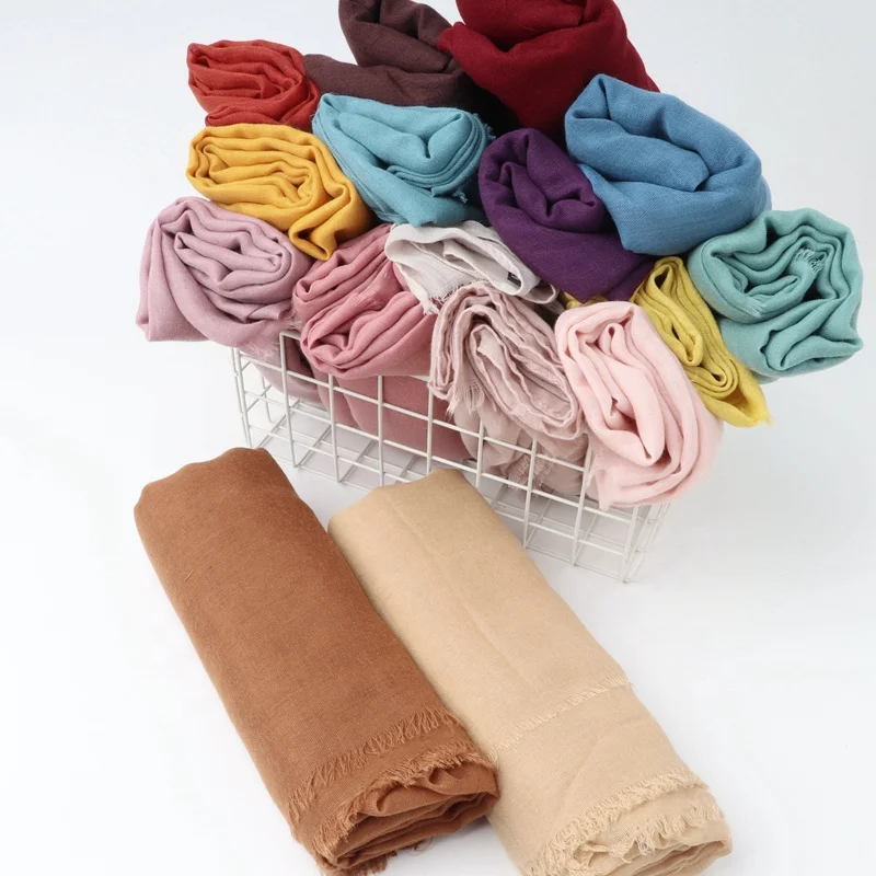 Women latest hijab designs 24 colors hijabs shawls long muslim frayed cotton viscose blend plain voile hijab