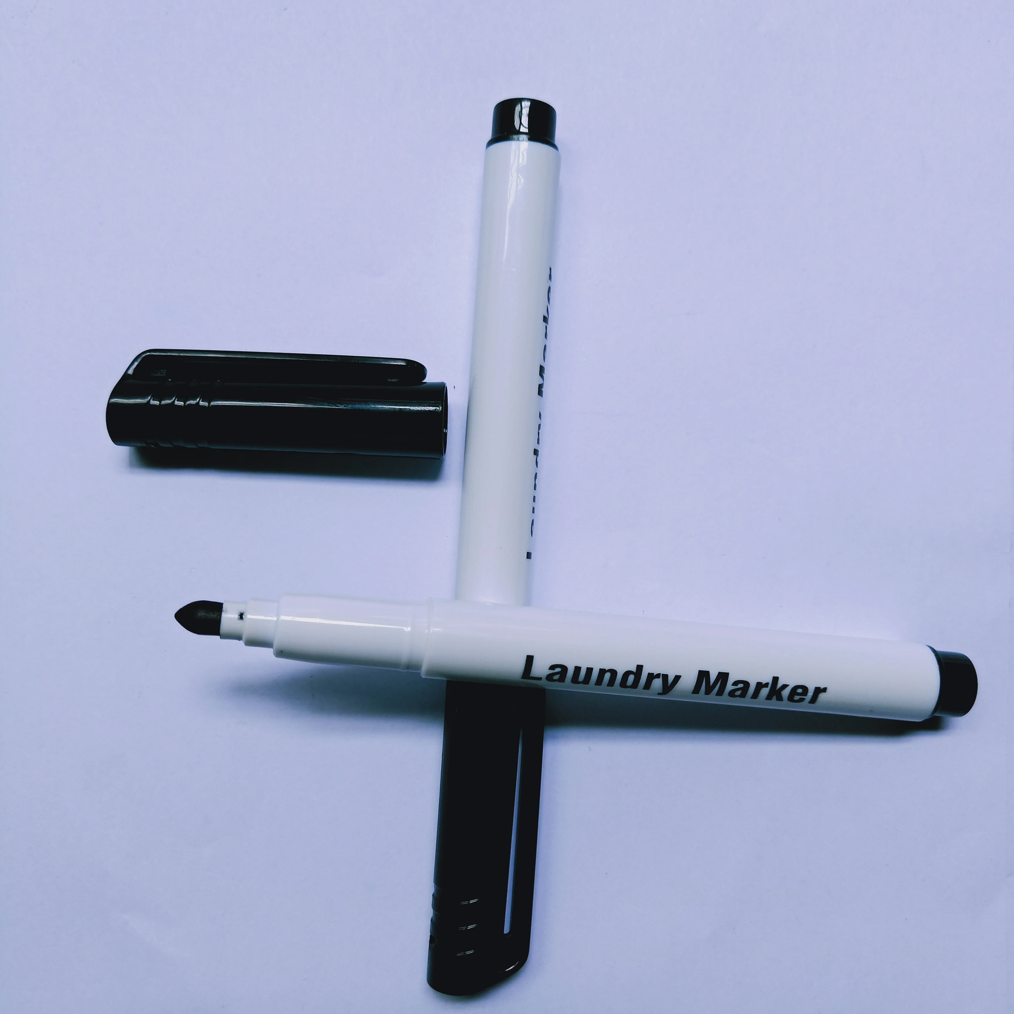 2023 cheap eco-friendly 12 colors permanent fabric marker non-toxic clothing laundry marker pen creative textile pen with clip