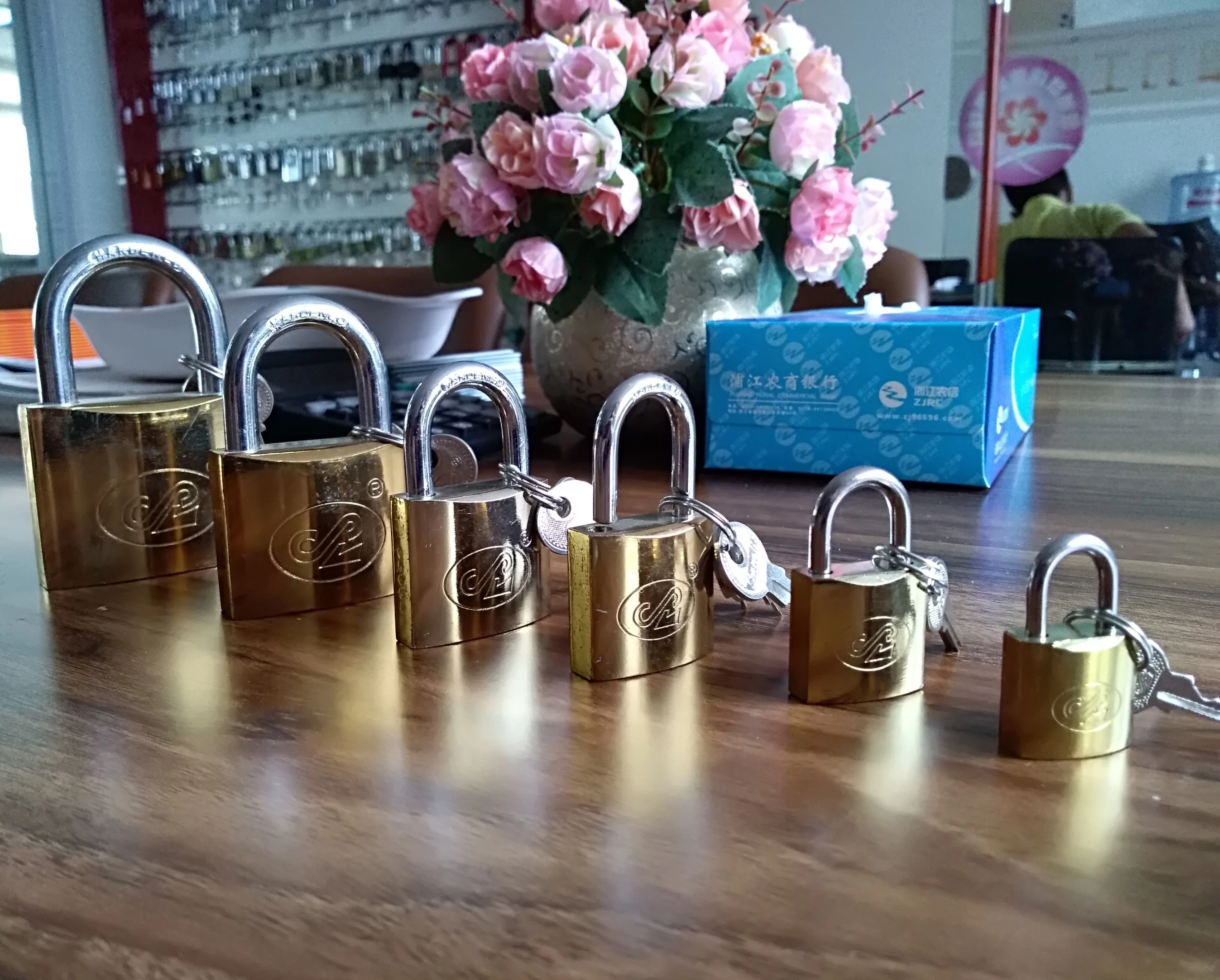 Cheap and Popular Mid-heavy Duty Gold Plated/Nickel Plated/Chrome Plated Arc Type Padlock