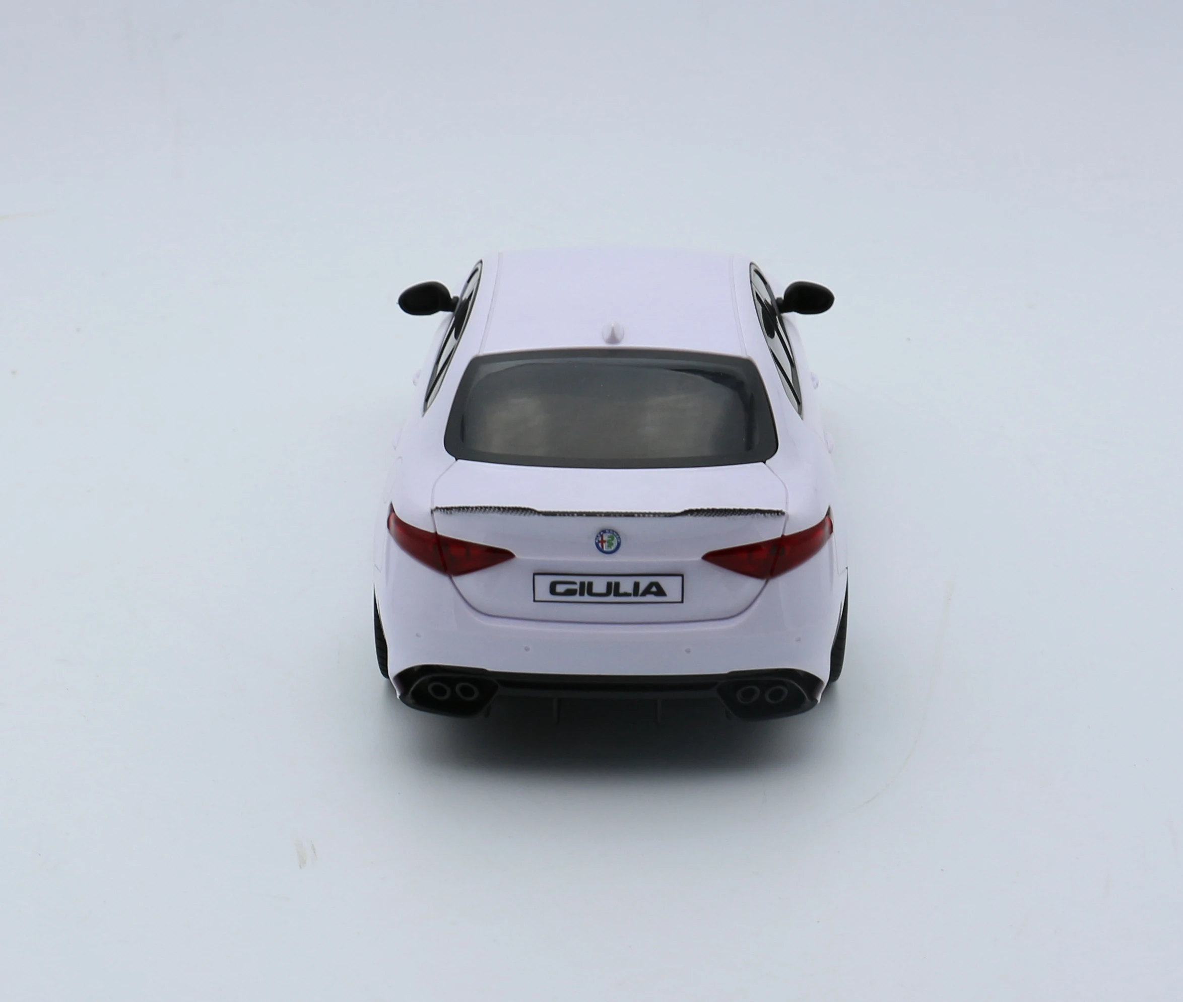  1 18 Масштаб 2 4G Радиоуправляемый автомобиль Радиоуправляемая машина Alfa Romeo Giulia с подсветкой