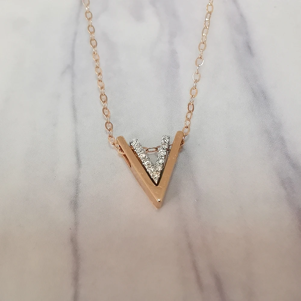 1000s Dropshipping Shiny 18K Gold Simply Stylish Jewelry Letter Design V Shaped Rose Gold Pendant Necklace