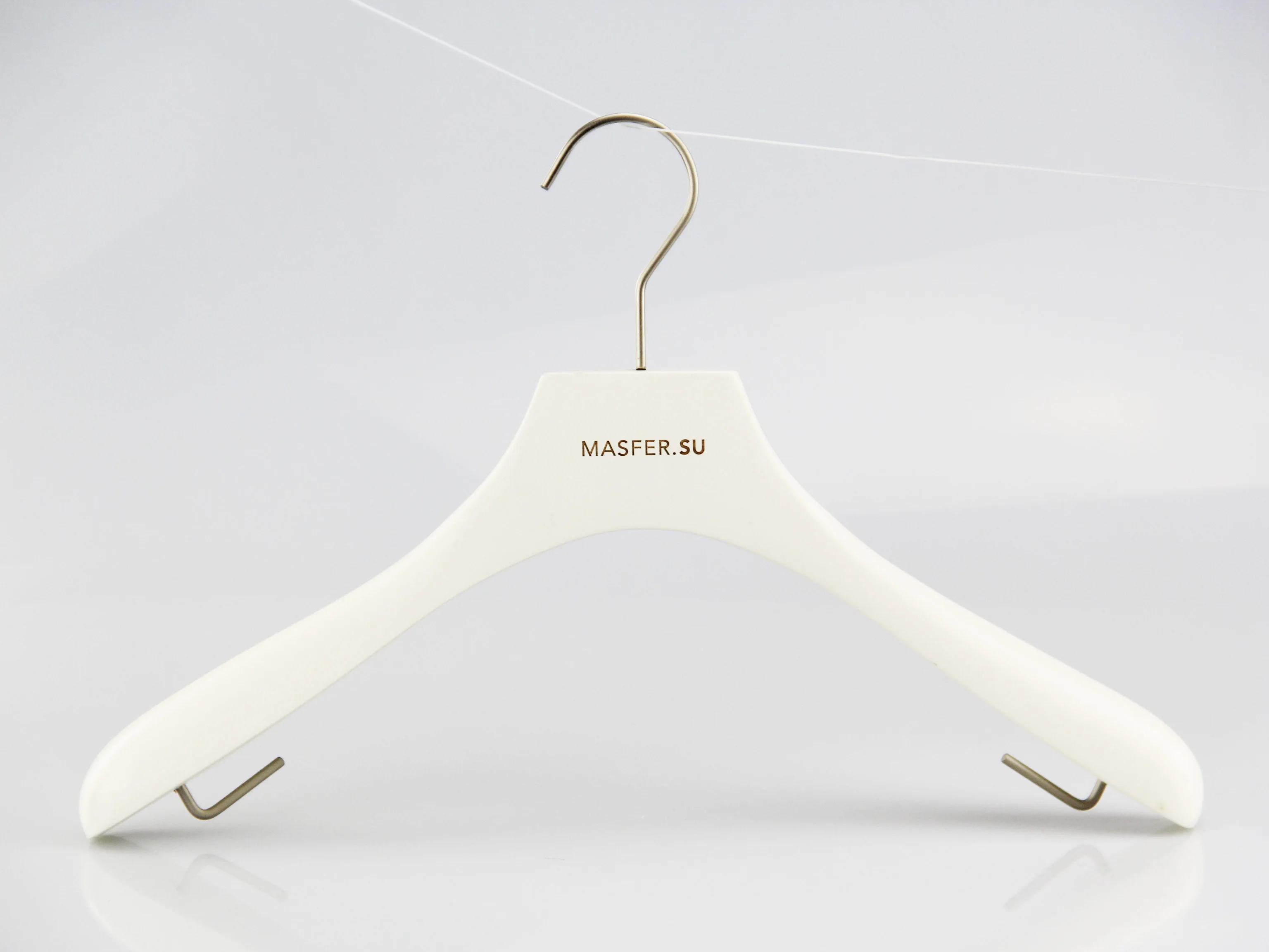 CY-311 luxury white wooden clothes hangers with rosy gold metal accessory