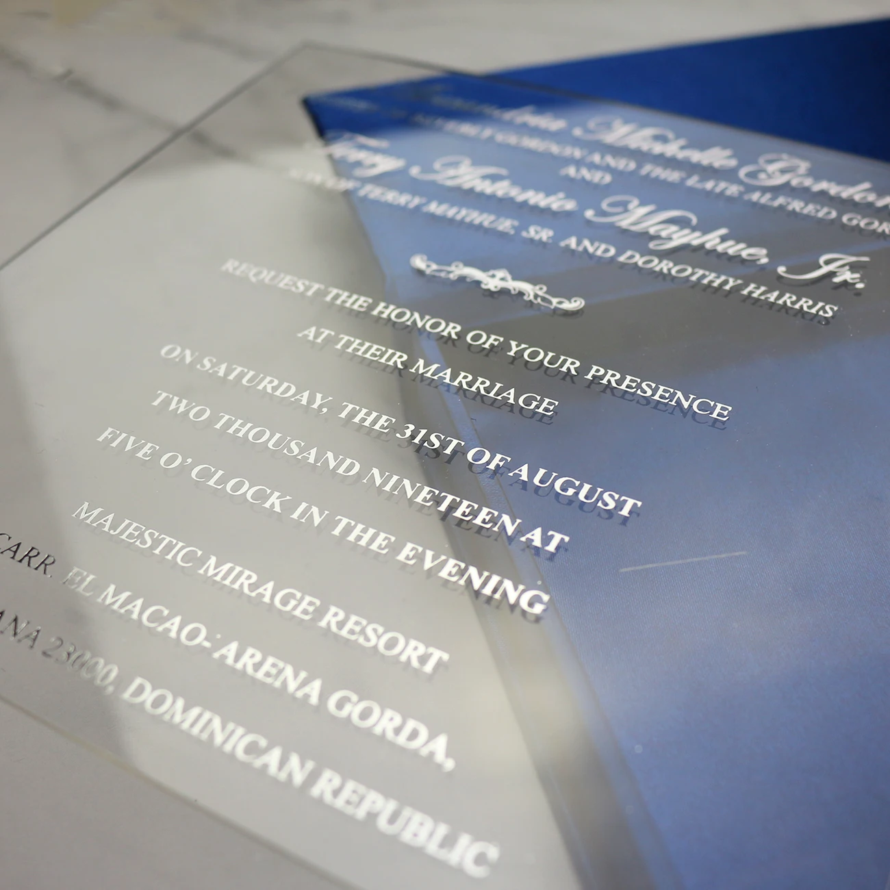 
Custom Made Luxurious Navy Blue Silk Cover Wedding Invitation Box Clear Acrylic Invitation Card with Hand Bag 