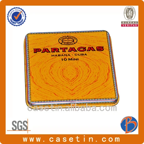 пустые металлические коробки сигареты