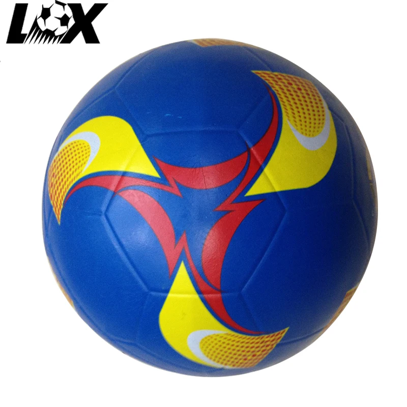 Дети играют гладкой натурального каучука футбольный мяч