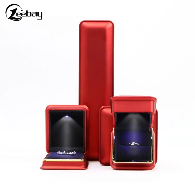
2019 style engagement ring box with LED lights, creative leather necklace jewelry box 