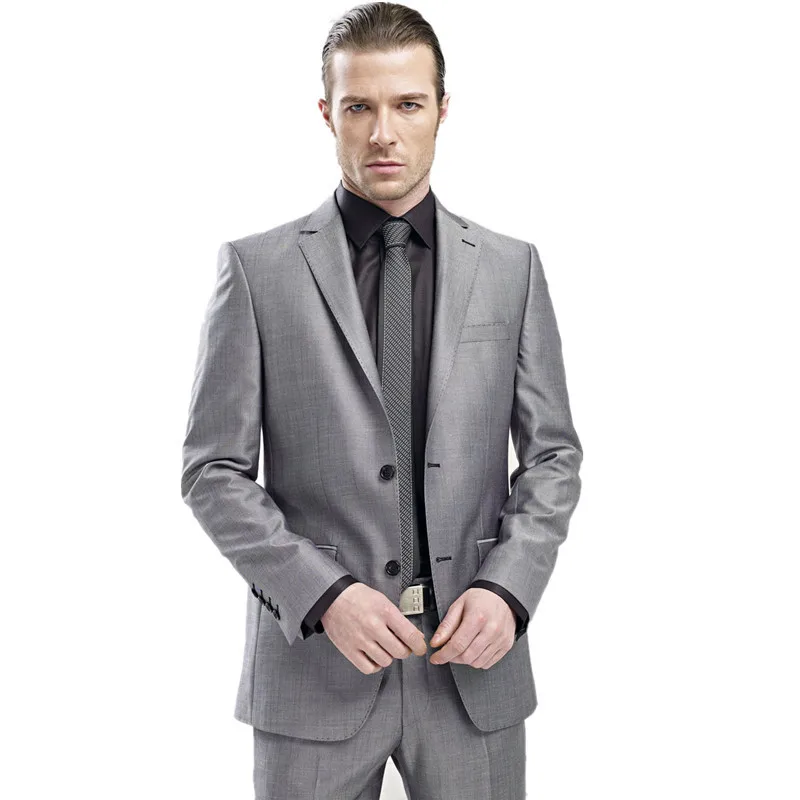 Puedes combinarlo con... trajes de hombre en gris. Los trajes de hombre en gris son perfectos para los eventos importantes. Esta colección de Stylight te dará mucho juego, puesto que podrás realizar múltiples combinaciones. Si tu estilo es moderno, elige un traje en gris de hombre con pantalones de pierna ceñida, junto con una camisa azul claro de cuello elocuente, y serás el rey de la velada. Traje gris marengo, camisa blanca .