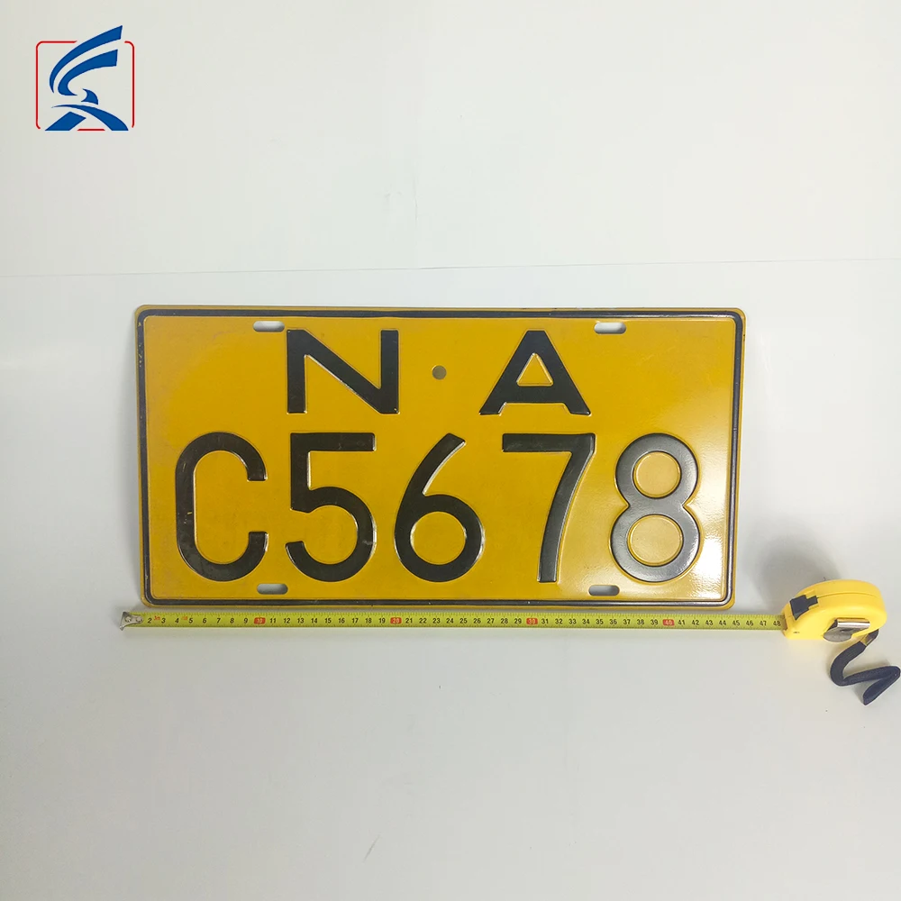 Желтый номерной знак для автомобиля с индивидуальным номером