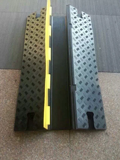 cable protector durable reflective 2024 rubber speed hump 3 channels cable ramp