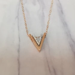 1000s Dropshipping Shiny 18K Gold Simply Stylish Jewelry Letter Design V Shaped Rose Gold Pendant Necklace