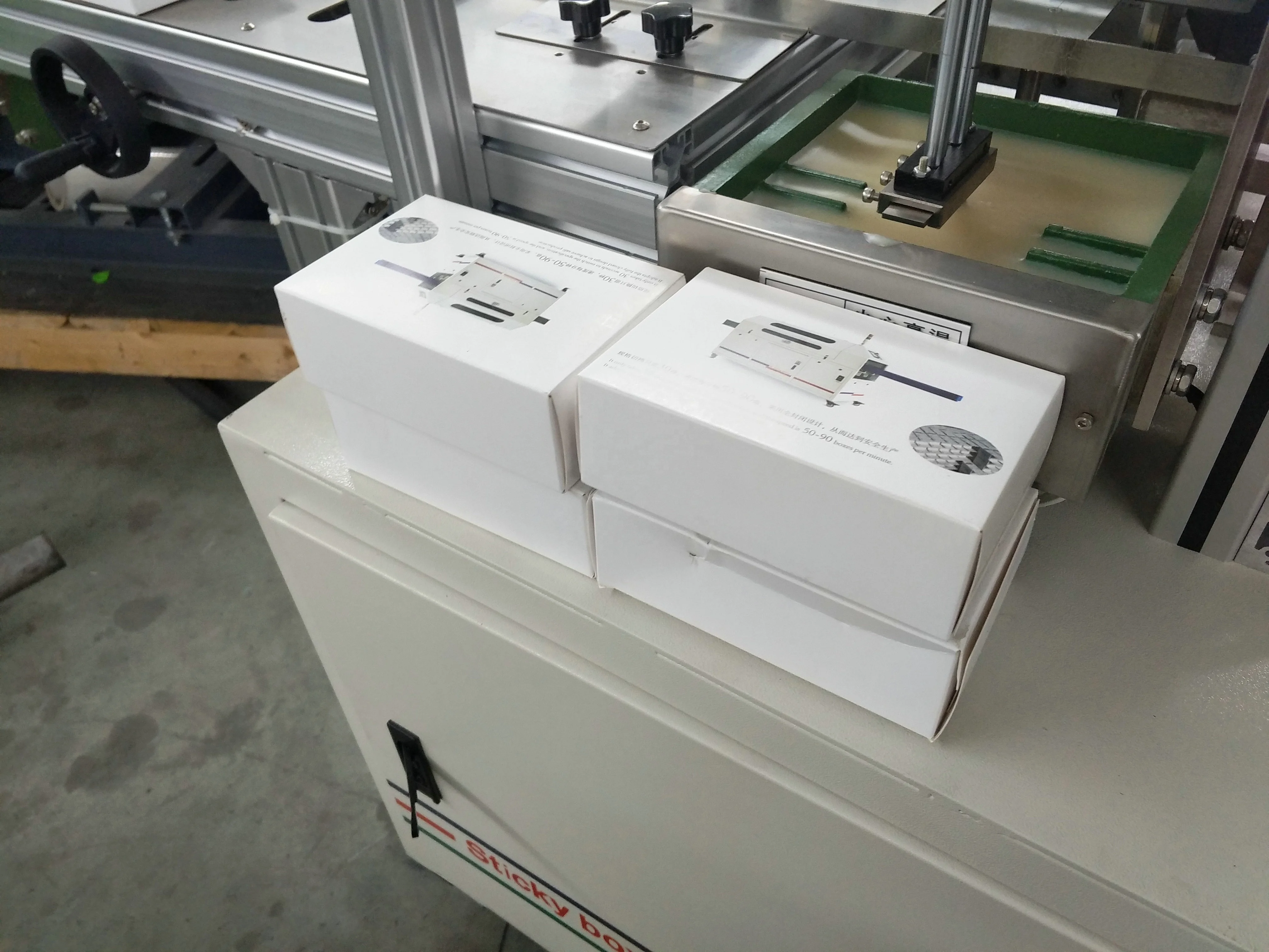 New design mechanical facial tissue box sealing and packing machine