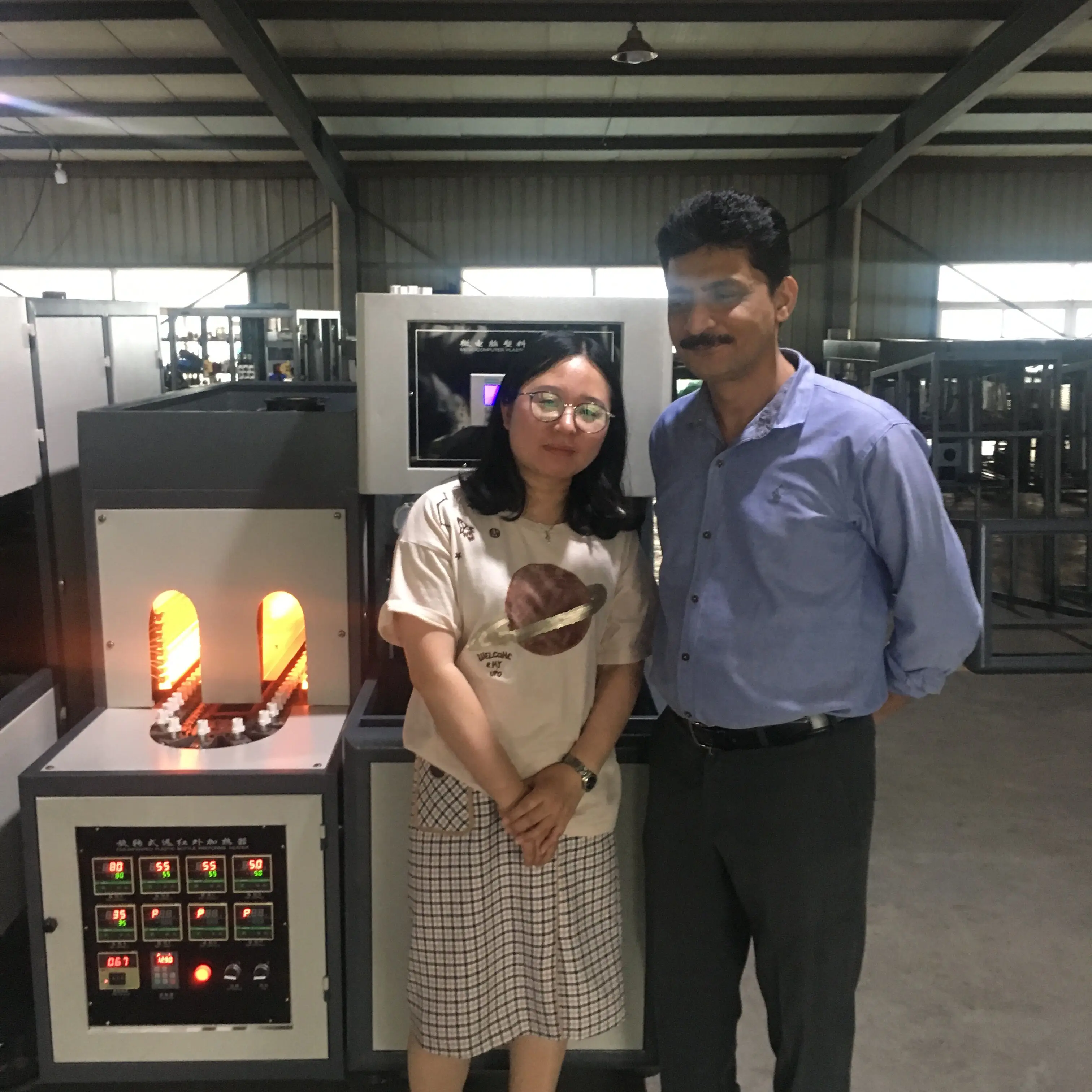 Plastic bottle blow molding machine for drinking bottles