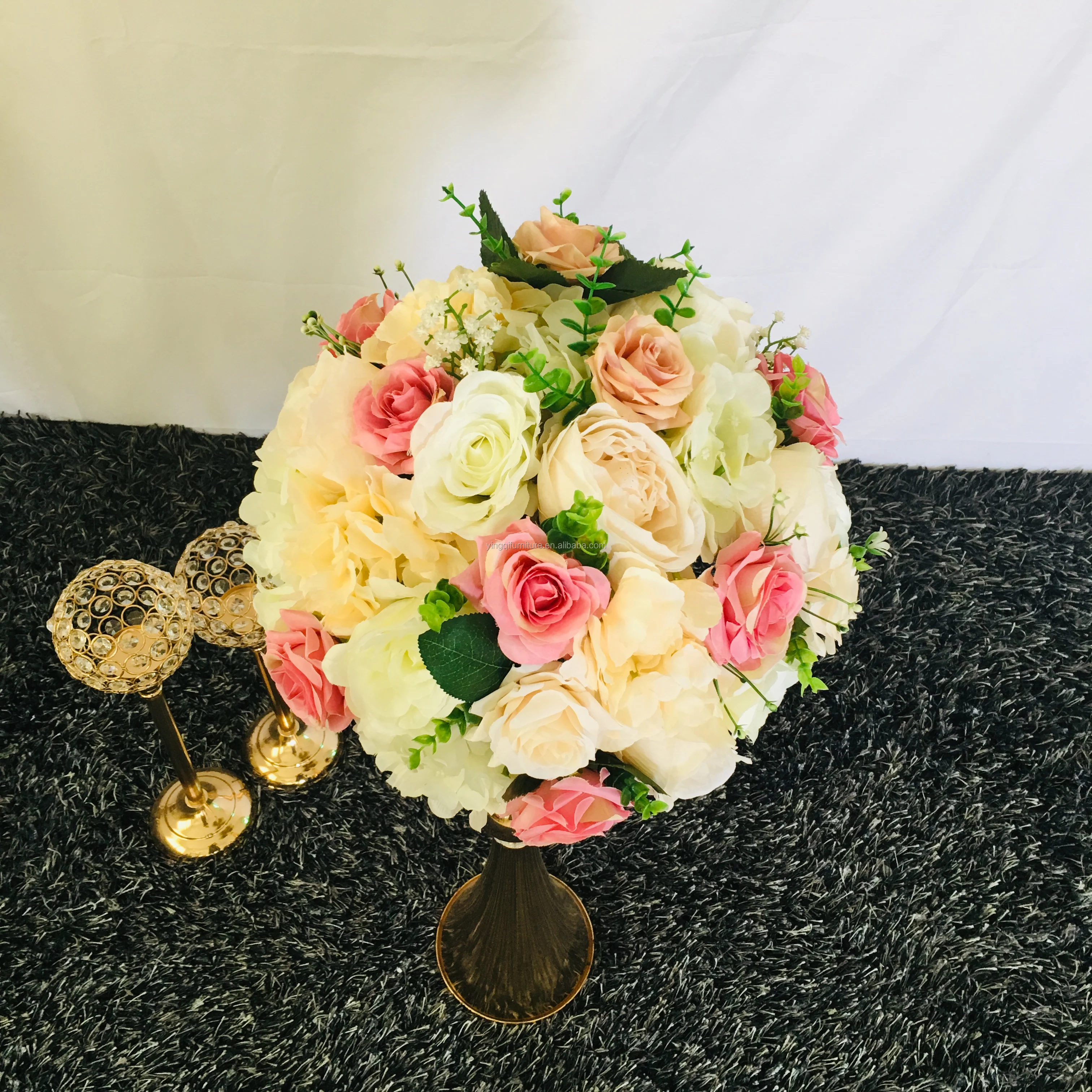 Модные цветочные шары для центрального стола свадьбы