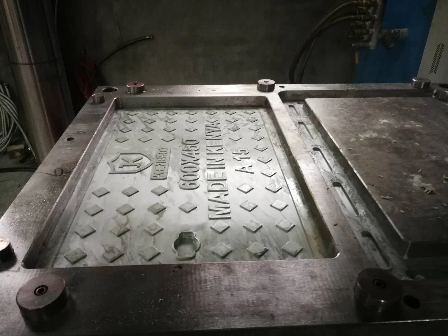 manhole cover hydraulic machine