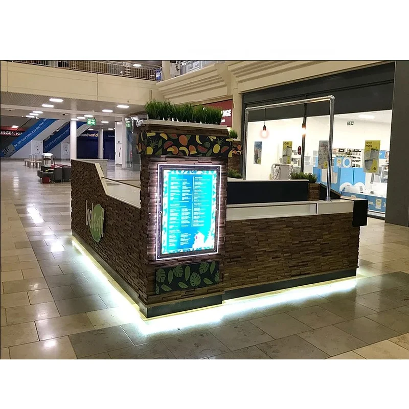 Кофейный киоск со стойкой и торговой площадкой закрытый для продажи фруктового