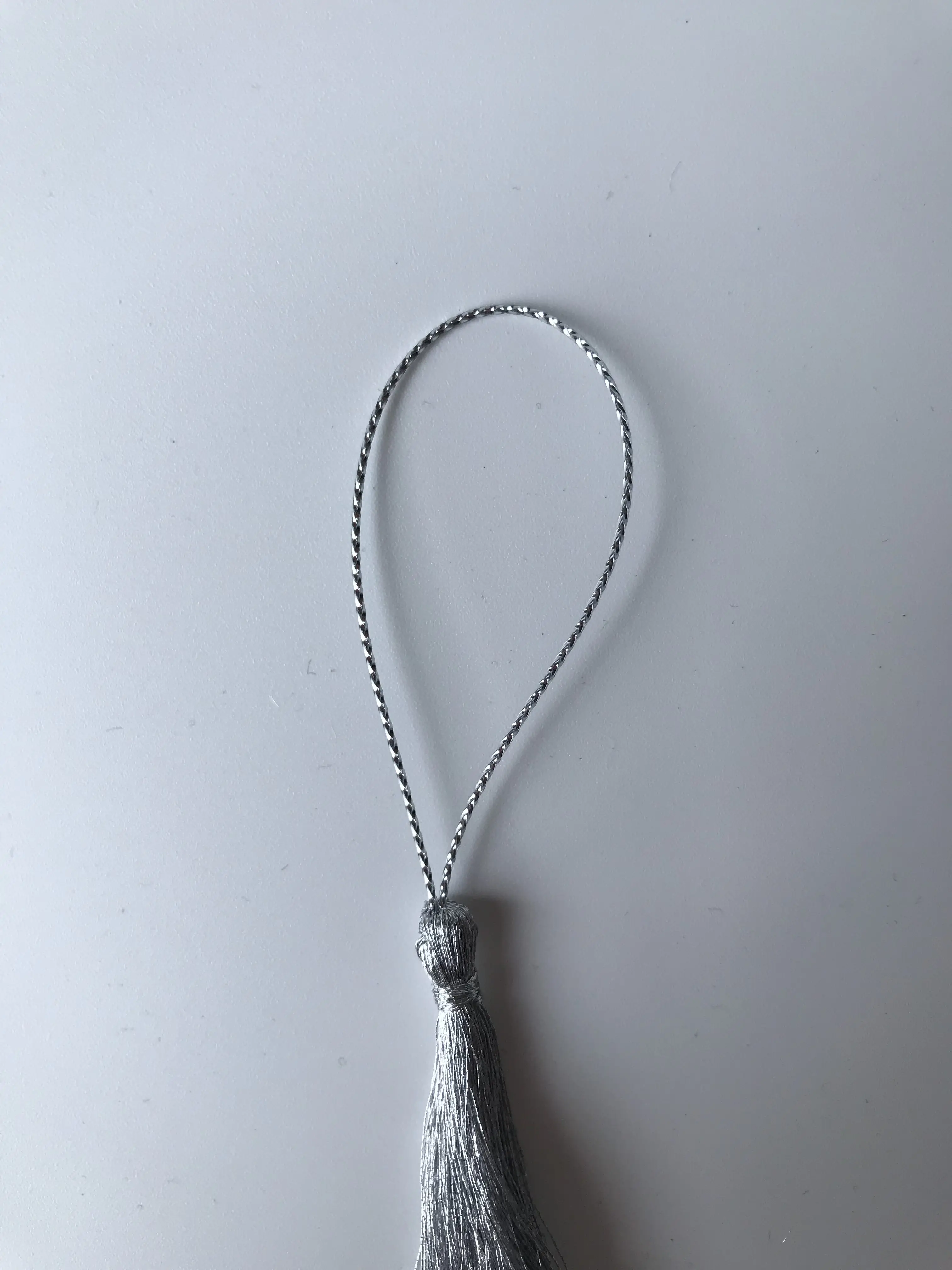 Индивидуальный бесплатный образец, недорогая Золотая и серебряная металлическая кисточка i8cm с металлической петлей