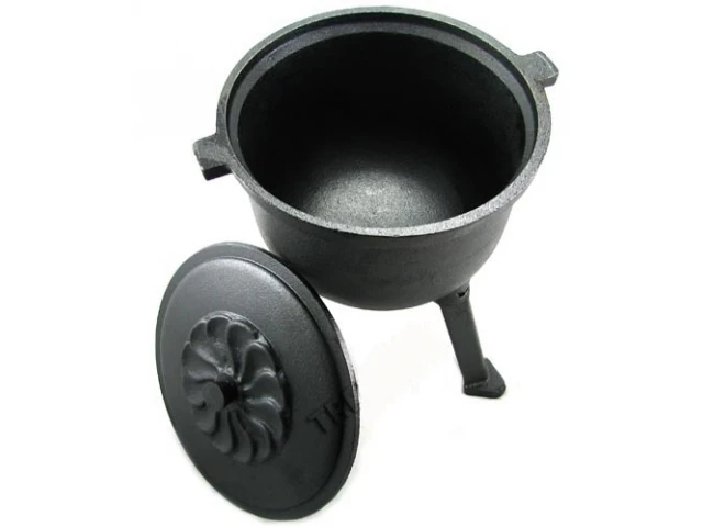 17.65QT Poland antique cast iron dutch oven with legs for sale