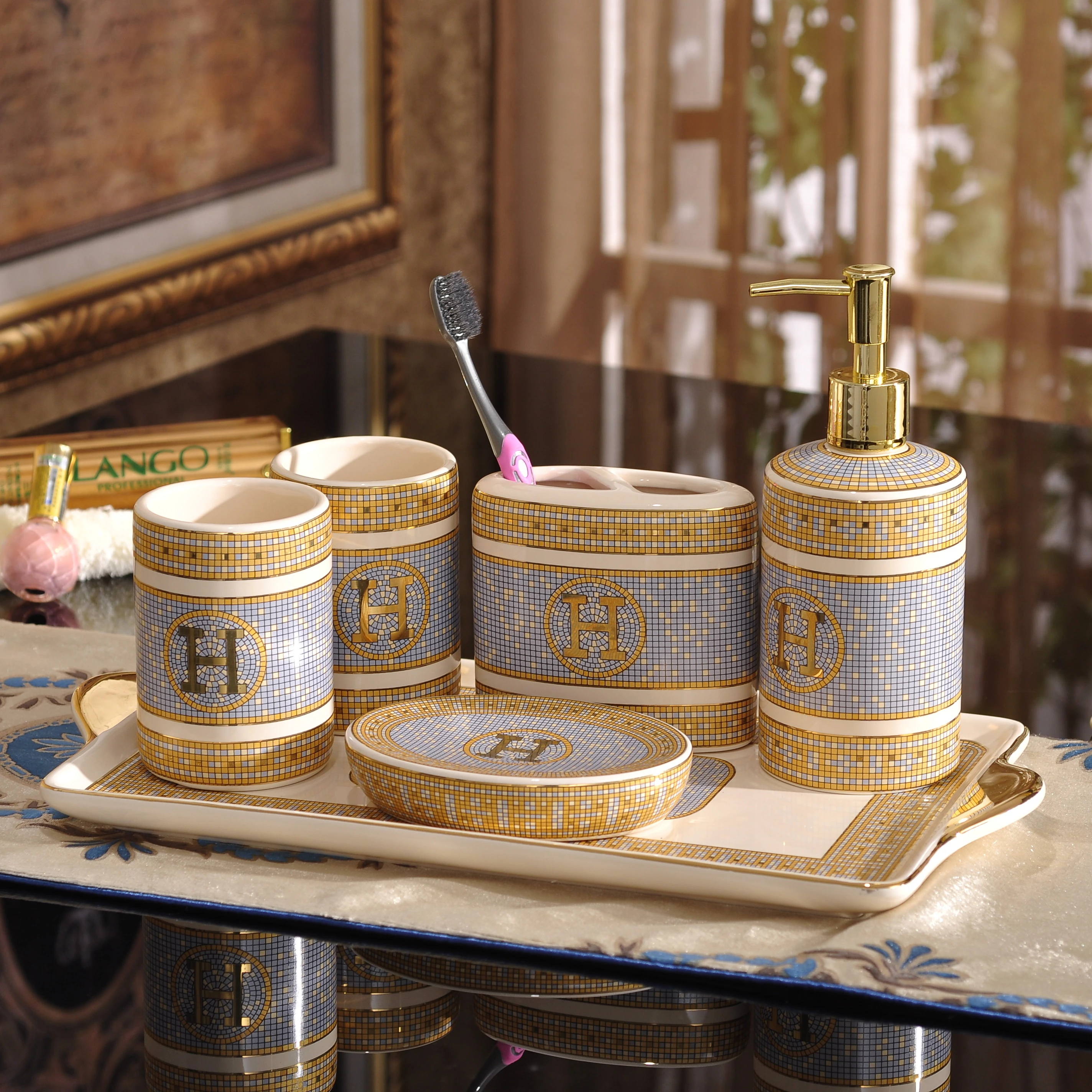 
High Quality Home Decoration Bathroom Accessories Golden Design Ceramic Bathroom Set 