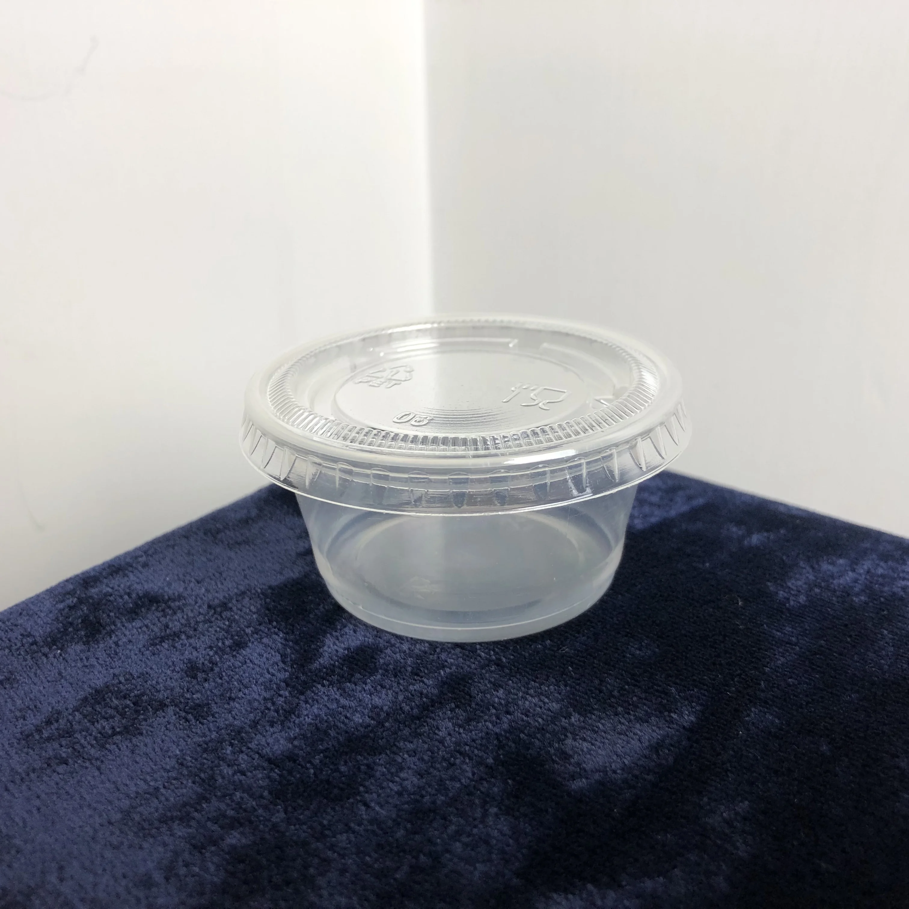 Белая/черная одноразовая пластиковая чашка объемом 2 унции из ПП (чашка для соуса/кружка для суфле) с крышкой из ПЭТ