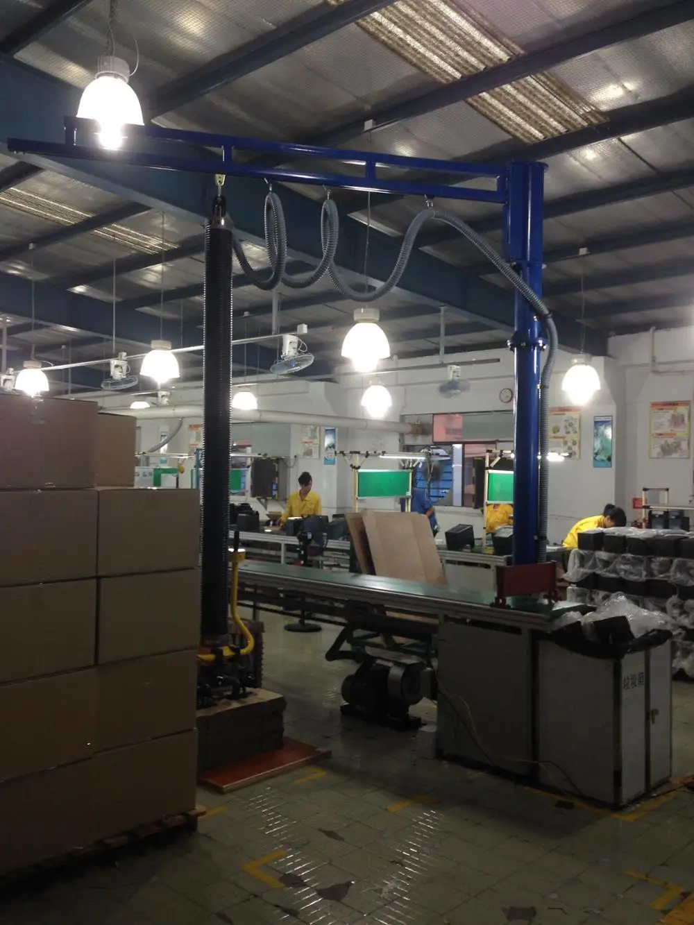 Вакуумное подъемное устройство для обработки коробки