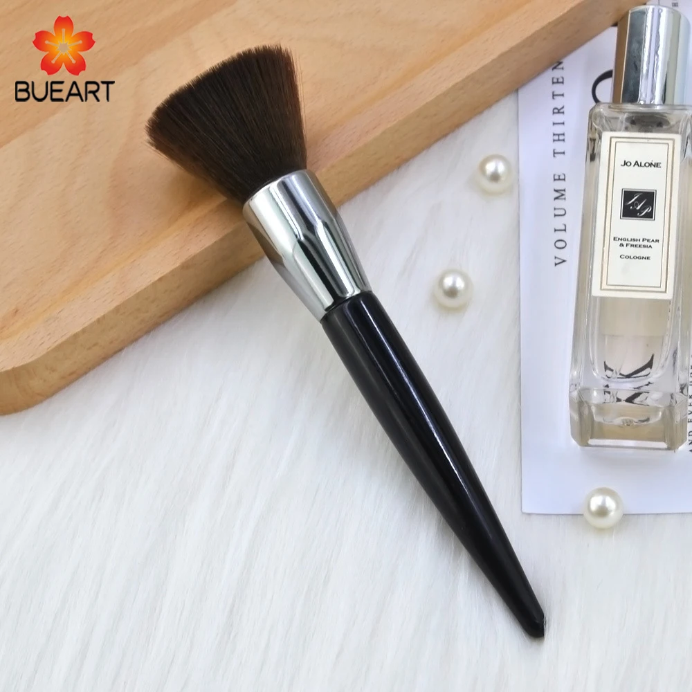 Кисть для макияжа из синтетических волос с деревянной ручкой