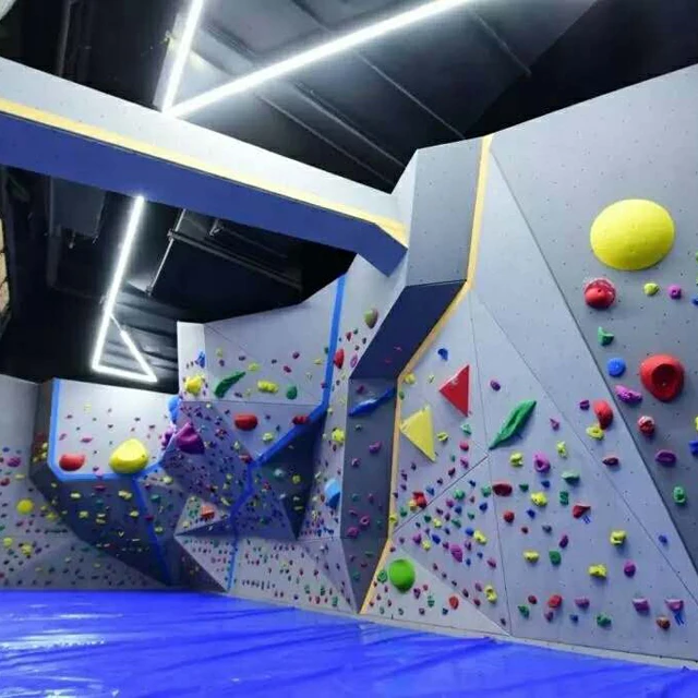 Боулдеринговая стена использует большие объемы для альпинизма