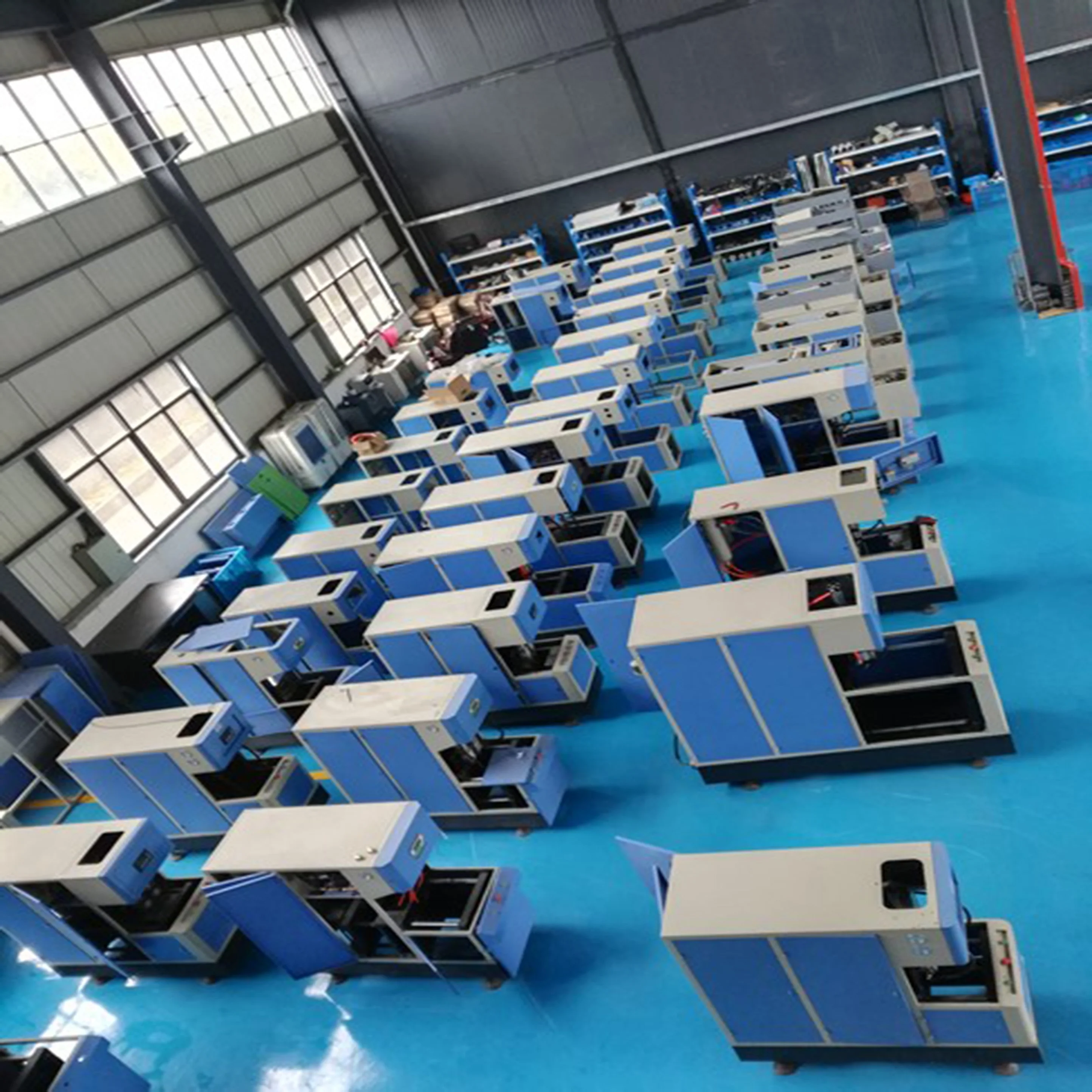 Plastic bottle blow molding machine