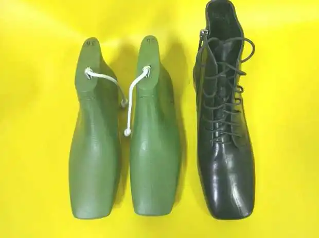 Женские ботинки на низком каблуке с квадратным носком, пластиковая обувь держится на 2,5 см