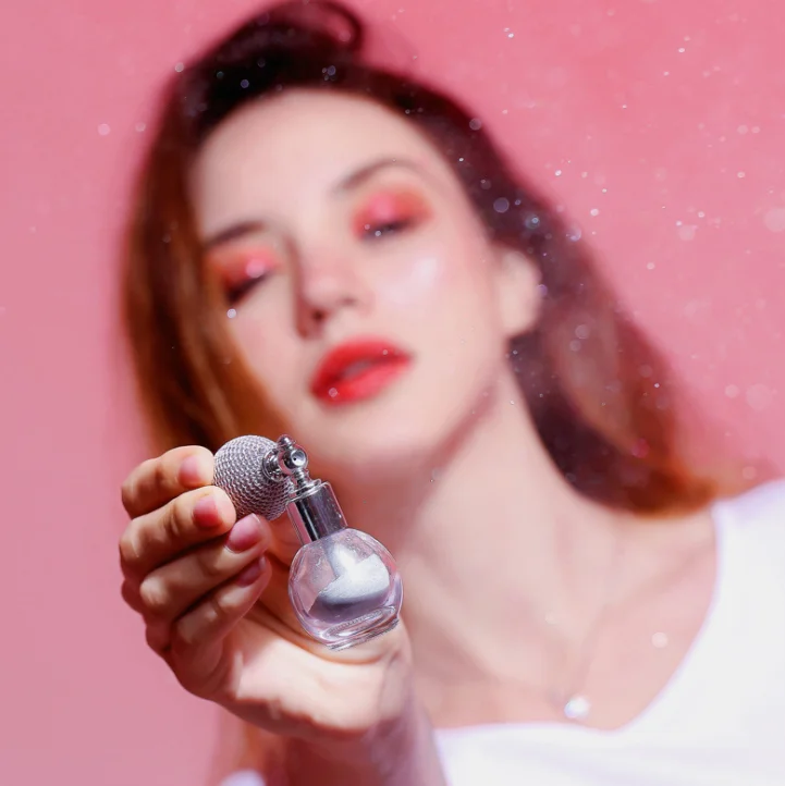 Glitter highlighter pressed powder highlighter cosmetic illuminator makeup highlighter loose powder unique bottle with gold pump