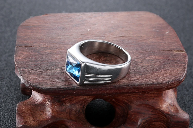 Dongguan Фабрика высокой полировки саудовские мужские байкерские серебряные кольца из нержавеющей стали с большим синим кубическим цирконием