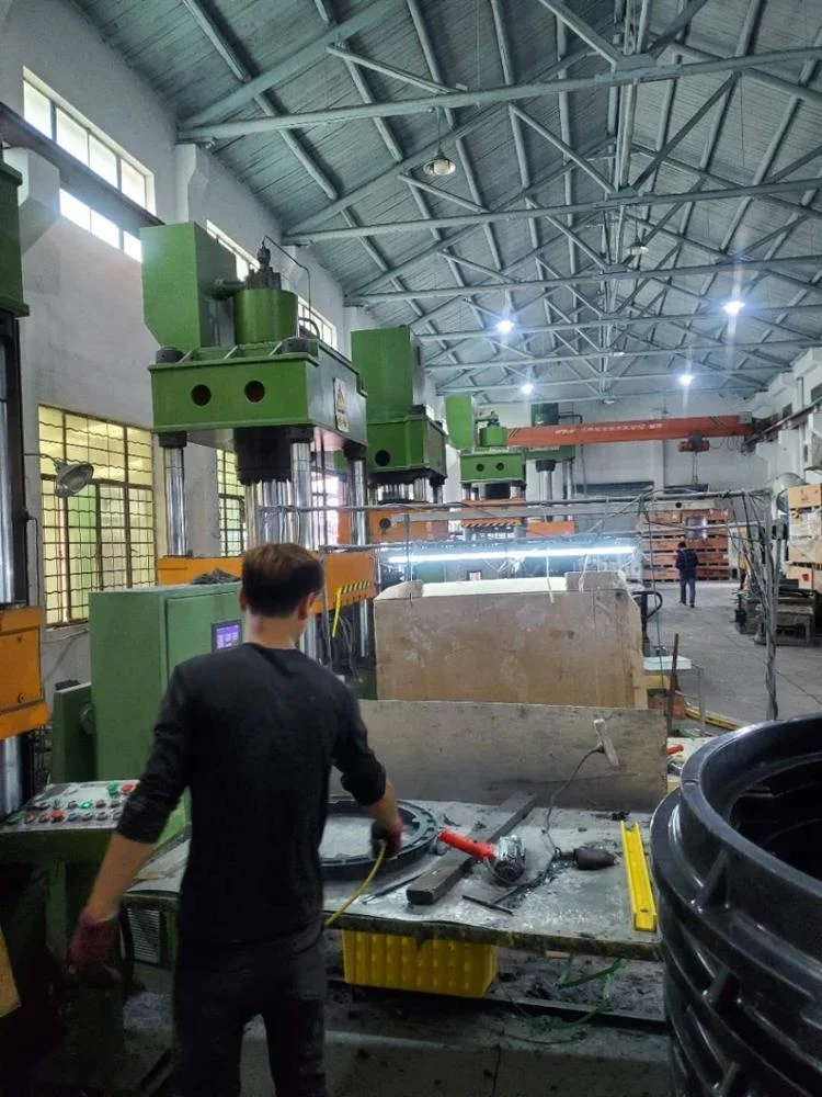 manhole cover hydraulic machine