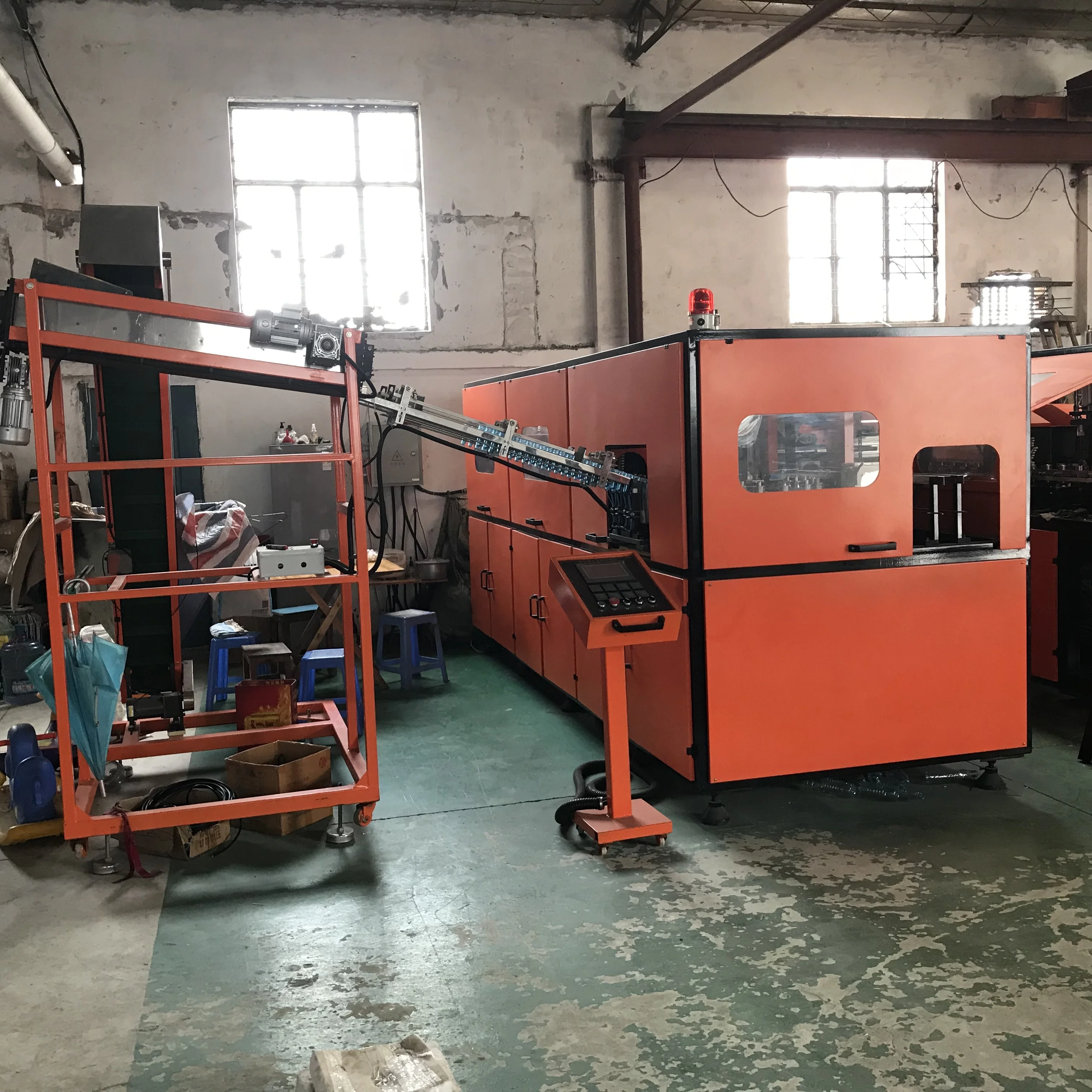 Plastic bottle blow molding machine