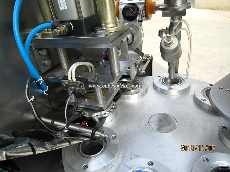 XBG-900-1 Роторный Тип Автоматическая Капсула Небольшая Статья Пластиковый Стаканчик Наполнения И Укупорки Машина